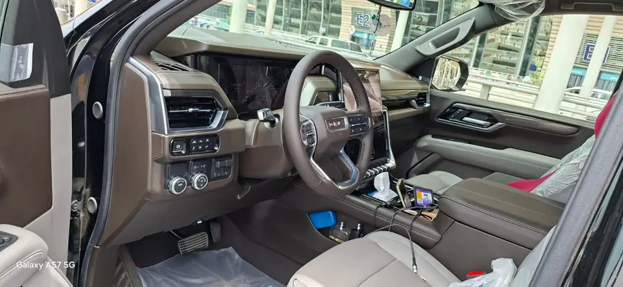 GMC Yukon Driver Interior – Premium Leather Cab Saudi Cabs GMC